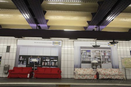 IKEA поставила диваны в метро