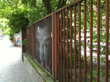 Оп-арт на заборе в Берлине